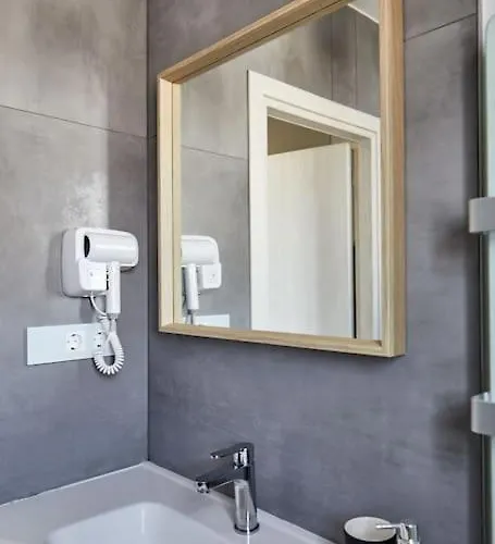 Crispi Luxury & Spacious Apt-sour Sisters Apts