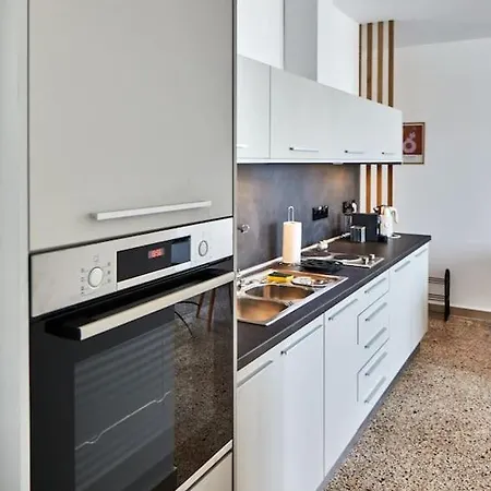 Crispi Luxury & Spacious Apt-sour Sisters Apts Apartman
