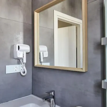 Crispi Luxury & Spacious Apt-sour Sisters Apts